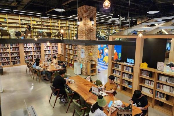 Visitors read manhwa at Comics Cafe. (Hwang Dong-hee/The Korea Herald)